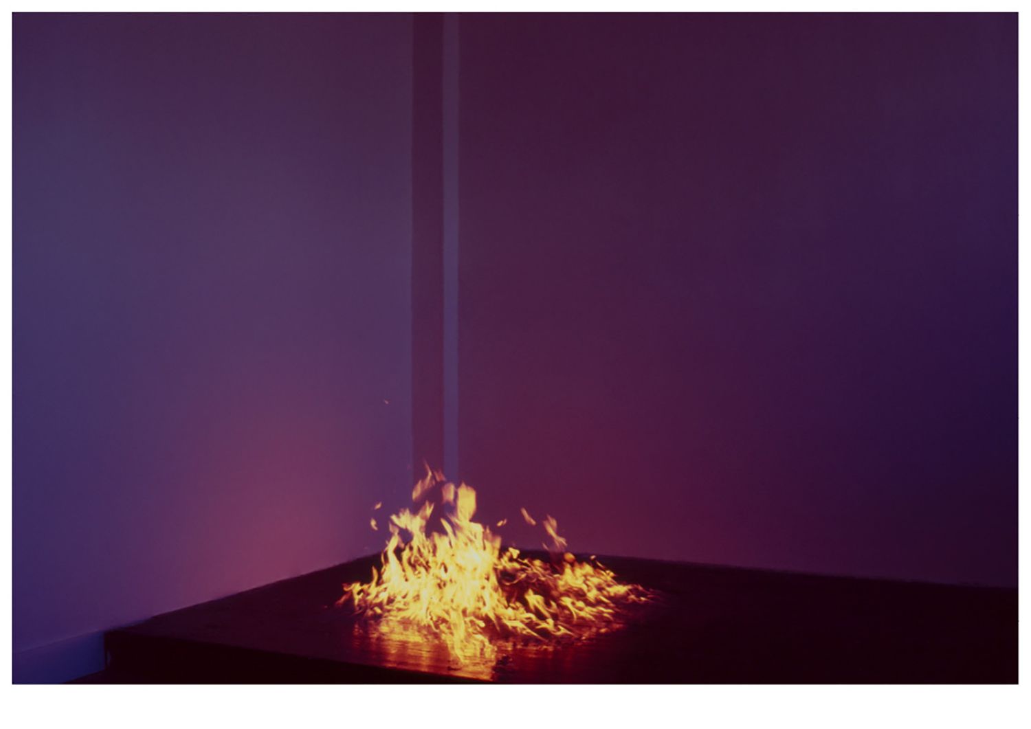 Una fiamma davanti a pareti viola. Rituale, Angelo Vignali.
