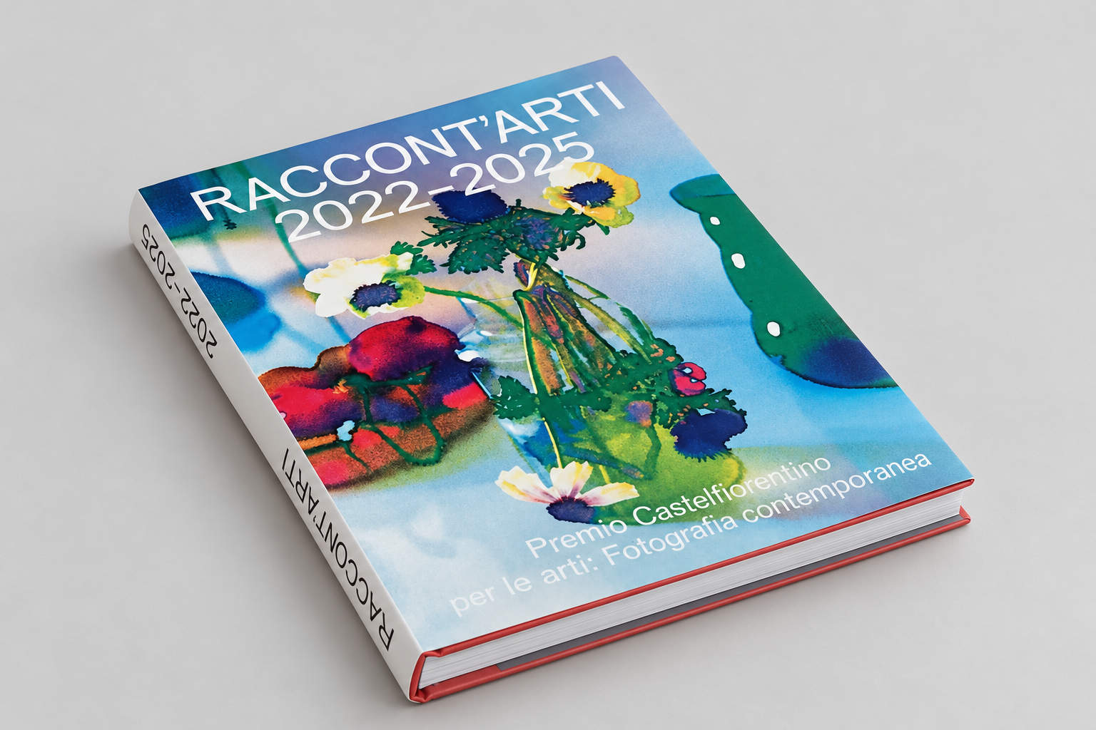 Il catalogo Raccont’Arti 2022–2025, con la copertina illustrata a colori.